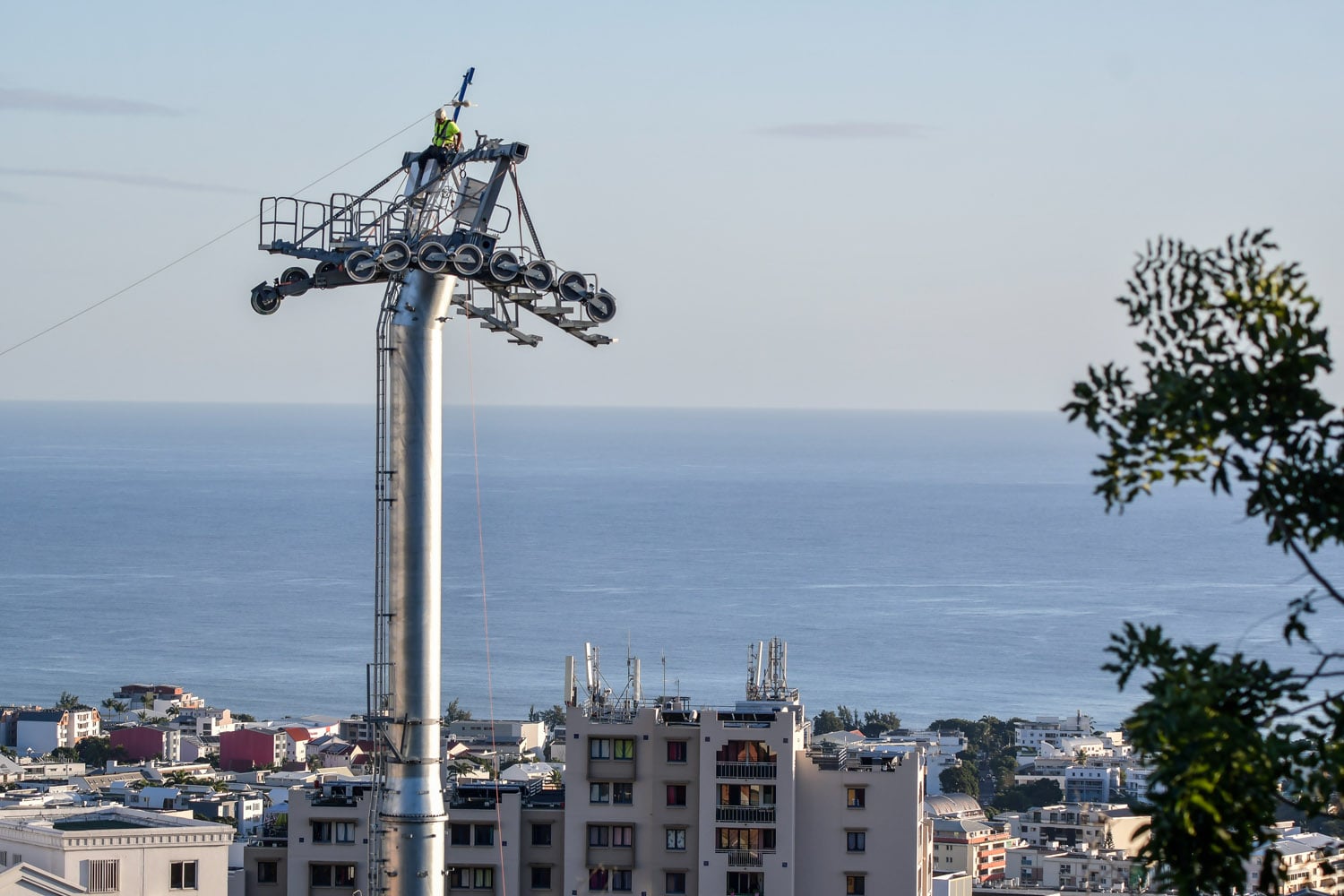 Pose des câbles du téléphérique du Moufia