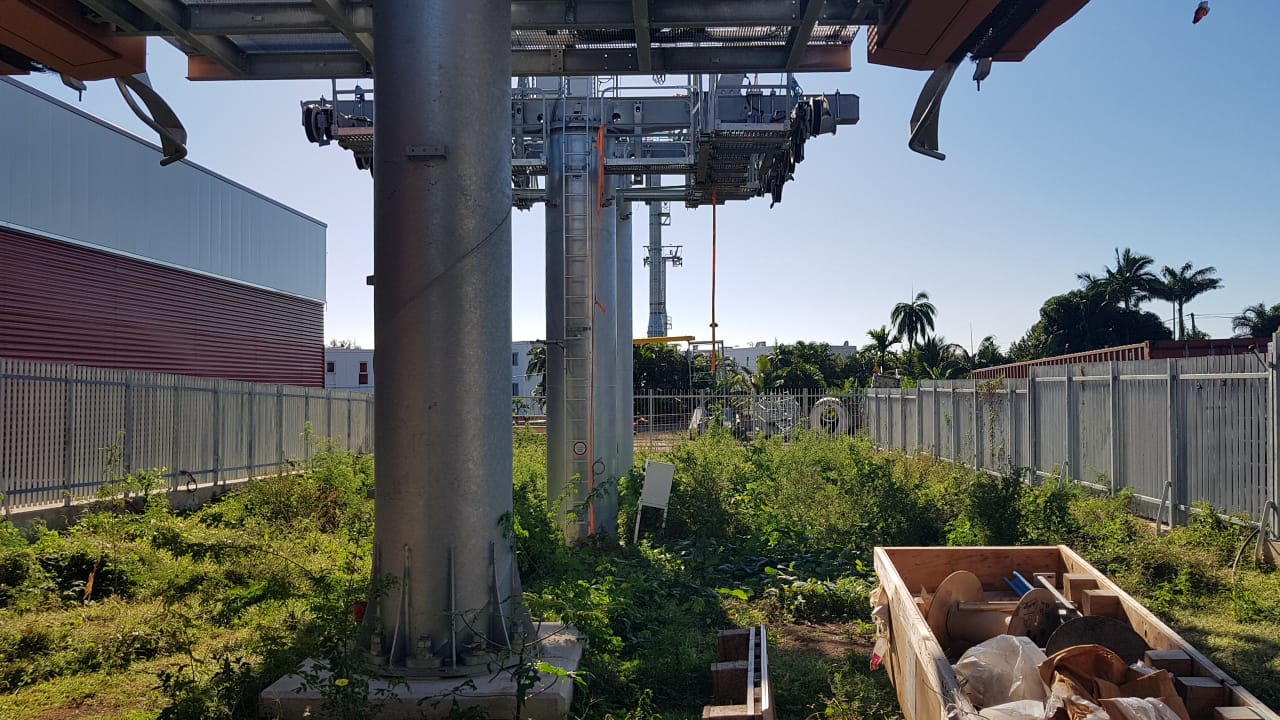 Pose des câbles du téléphérique du Moufia
