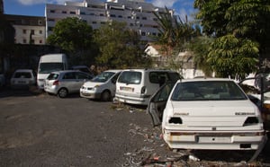St-Denis: Des épaves de voitures pourrissent depuis plus d'un an en plein centre-ville