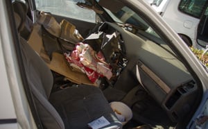 St-Denis: Des épaves de voitures pourrissent depuis plus d'un an en plein centre-ville