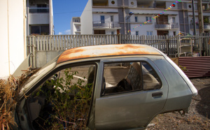 St-Denis: Des épaves de voitures pourrissent depuis plus d'un an en plein centre-ville