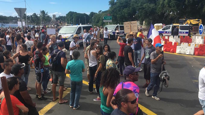 Vidéo - Des centaines de personnes rassemblées pour protester contre les mesures sanitaires