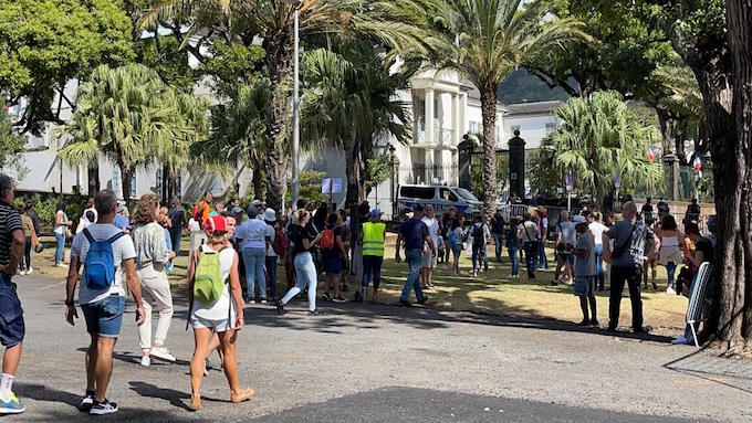 Vidéo - Des centaines de personnes rassemblées pour protester contre les mesures sanitaires