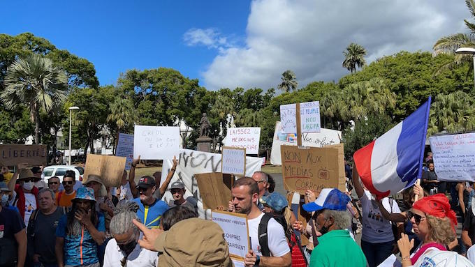 Vidéo - Des centaines de personnes rassemblées pour protester contre les mesures sanitaires