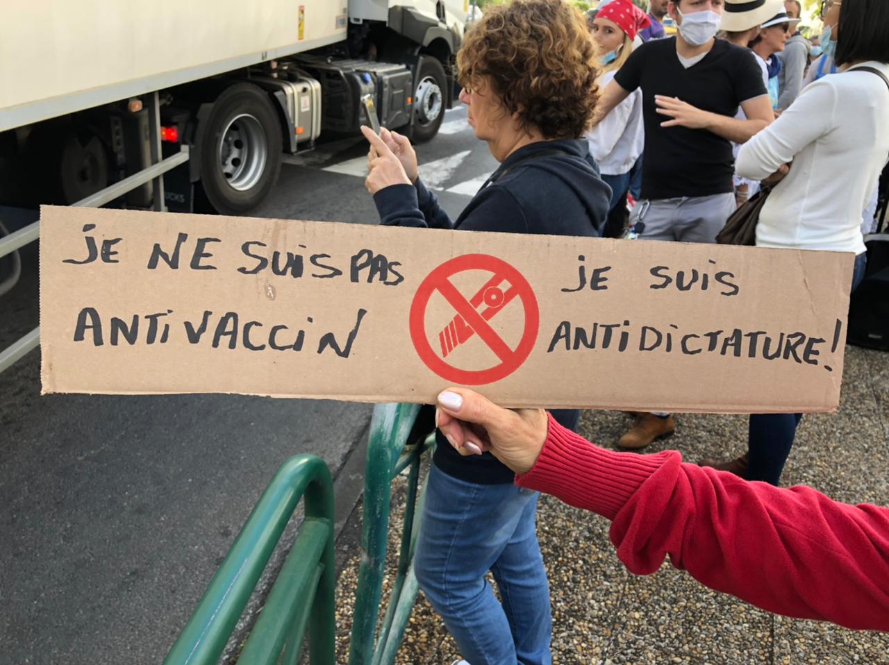 Vidéo - Restrictions sanitaires : Manifestation à St-Pierre