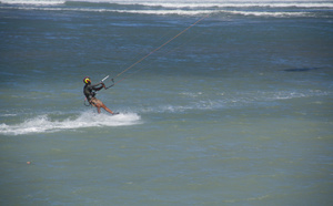 Des kite-surfers profitent de la houle à Saint-Pierre