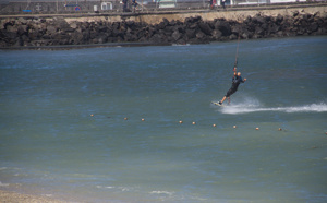 Des kite-surfers profitent de la houle à Saint-Pierre