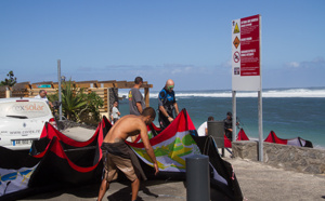 Des kite-surfers profitent de la houle à Saint-Pierre