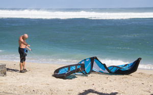 Des kite-surfers profitent de la houle à Saint-Pierre