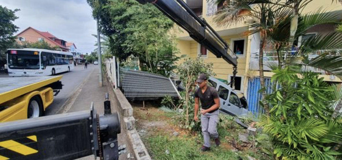 Vidéo - La voiture accidentée à Piton Saint-Leu est réformée