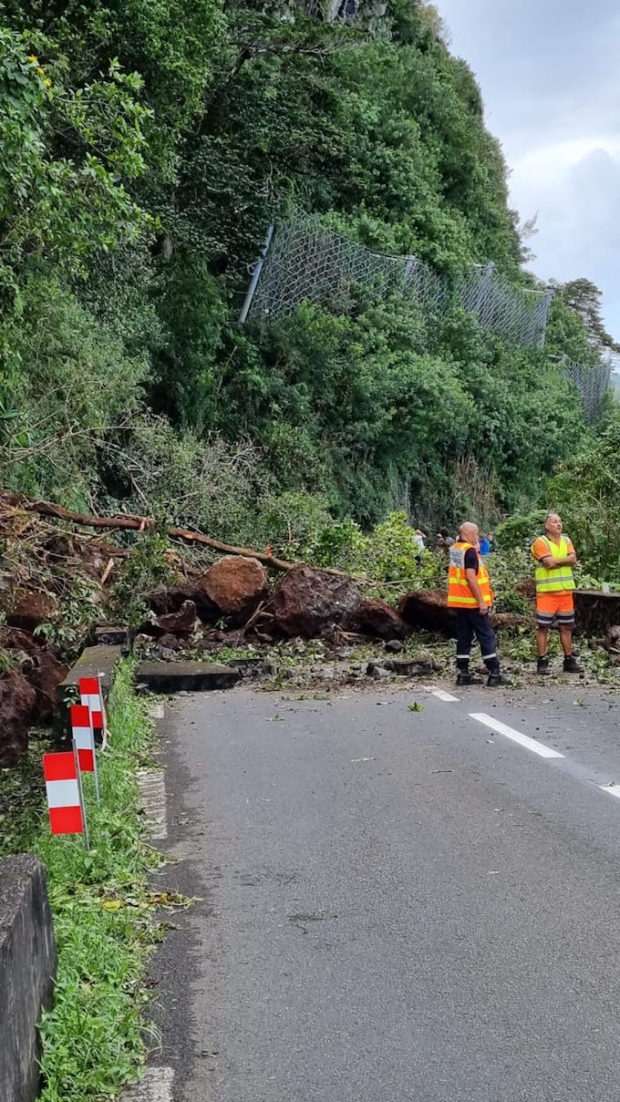 St-Joseph : Eboulis sur les rampes de Basse Vallée, la circulation se fait par alternat