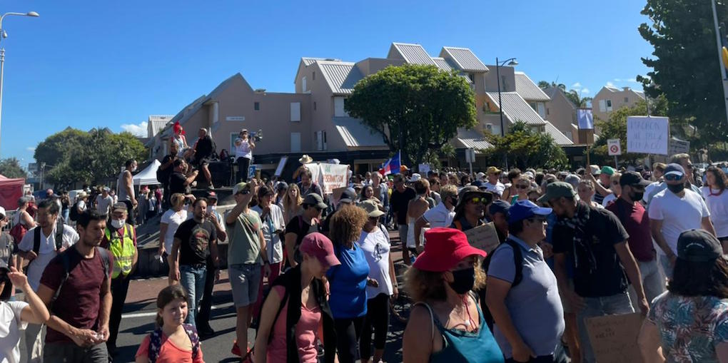 Journée de mobilisation anti-pass sanitaire : Des milliers manifestants défilent à St-Pierre