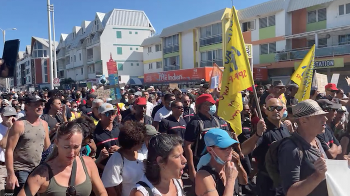 Journée de mobilisation anti-pass sanitaire : Des milliers manifestants défilent à St-Pierre