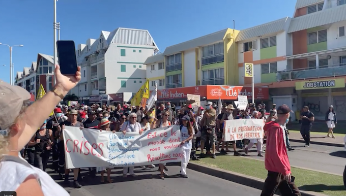 Journée de mobilisation anti-pass sanitaire : Des milliers manifestants défilent à St-Pierre