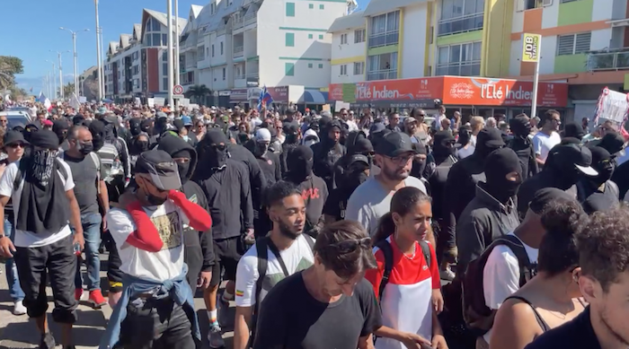 Journée de mobilisation anti-pass sanitaire : Des milliers manifestants défilent à St-Pierre