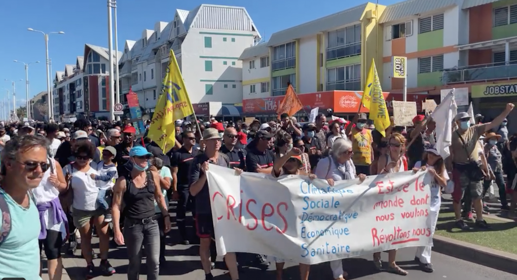 Journée de mobilisation anti-pass sanitaire : Des milliers manifestants défilent à St-Pierre