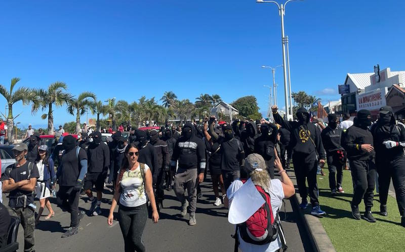 Journée de mobilisation anti-pass sanitaire : Des milliers manifestants défilent à St-Pierre
