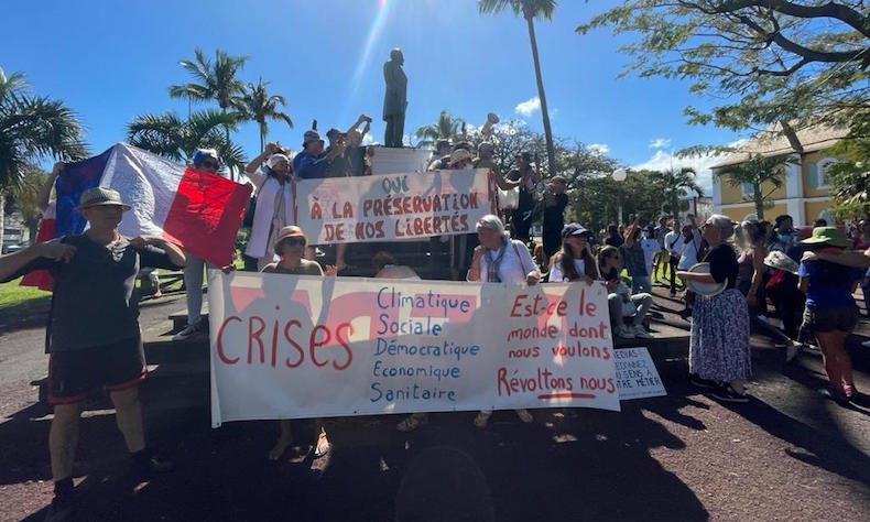Journée de mobilisation anti-pass sanitaire : Des milliers manifestants défilent à St-Pierre