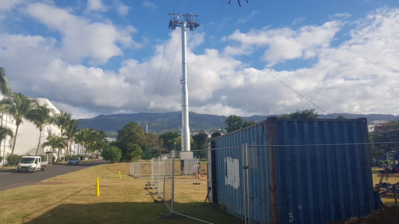 Téléphérique à St-Denis : Pose du câble principal