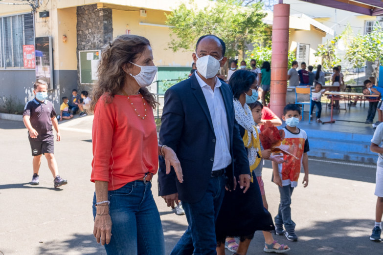 Le Maire, Emmanuel SÉRAPHIN, visite les écoles de Saint-Paul