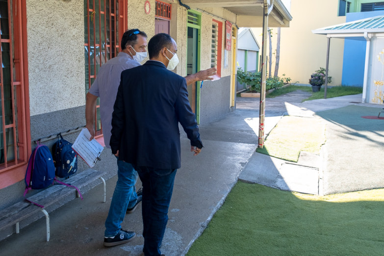 Le Maire, Emmanuel SÉRAPHIN, visite les écoles de Saint-Paul
