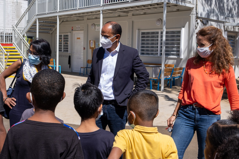 Le Maire, Emmanuel SÉRAPHIN, visite les écoles de Saint-Paul
