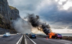 Voiture en feu sur la route du Littoral