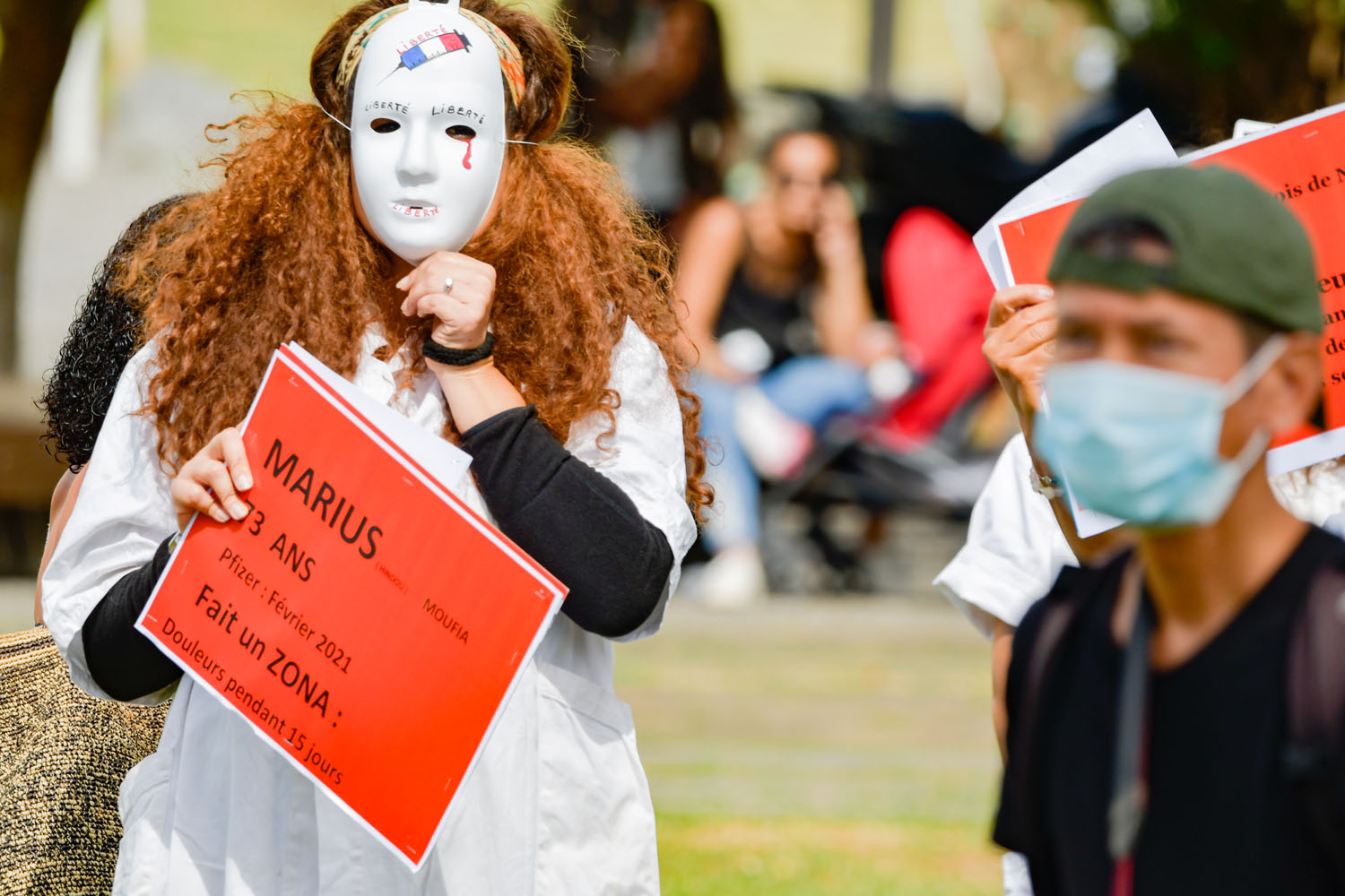Les anti-pass et anti-vax plantent les pancartes de la contestation à Champ fleuri