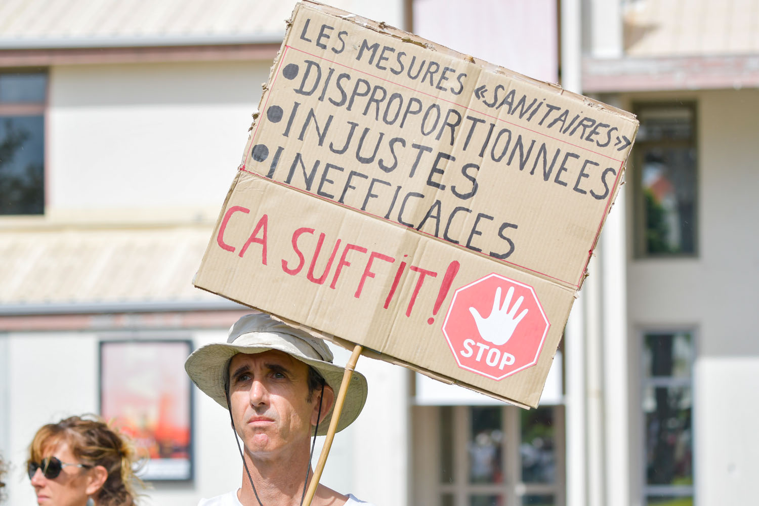 Les anti-pass et anti-vax plantent les pancartes de la contestation à Champ fleuri