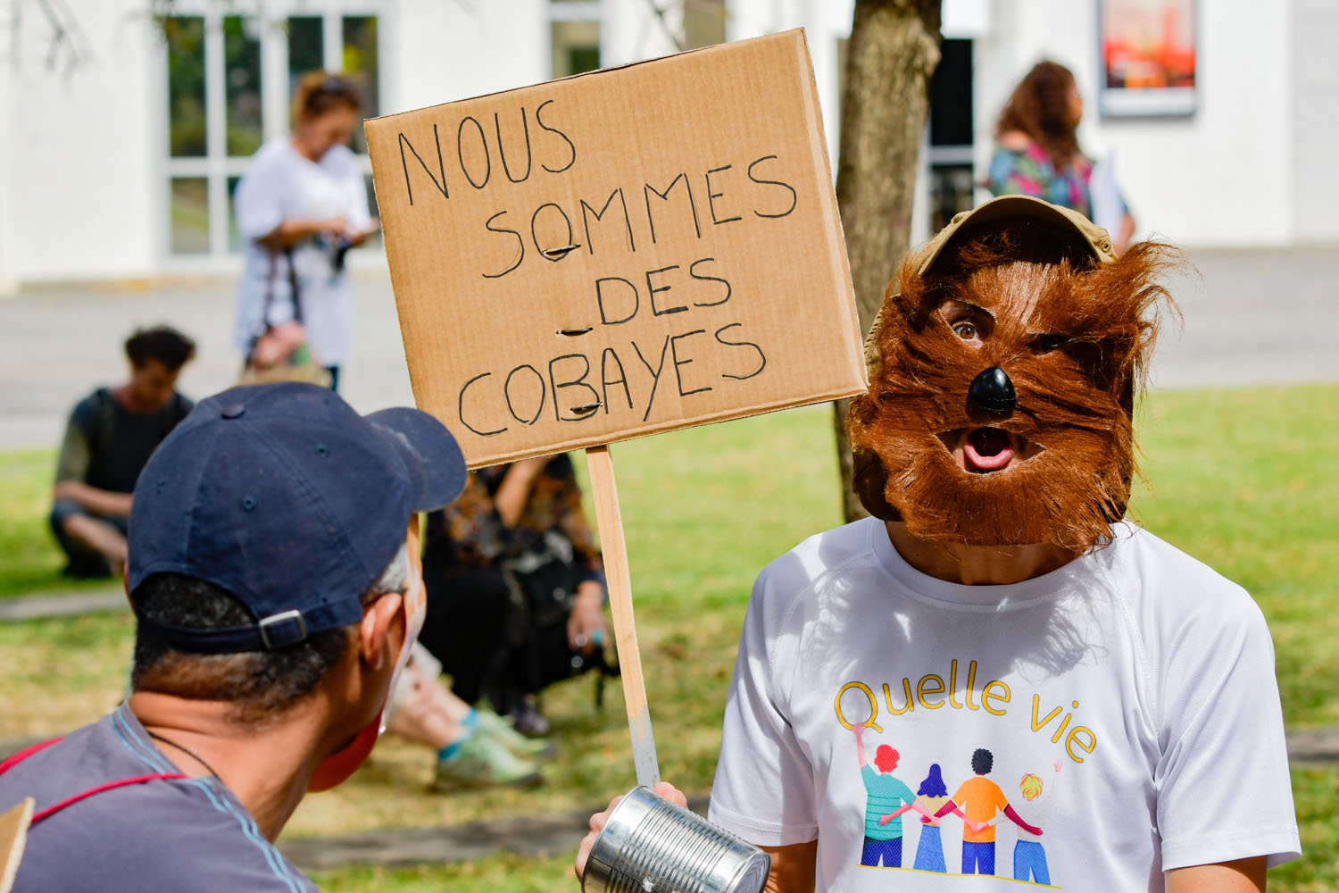 Les anti-pass et anti-vax plantent les pancartes de la contestation à Champ fleuri