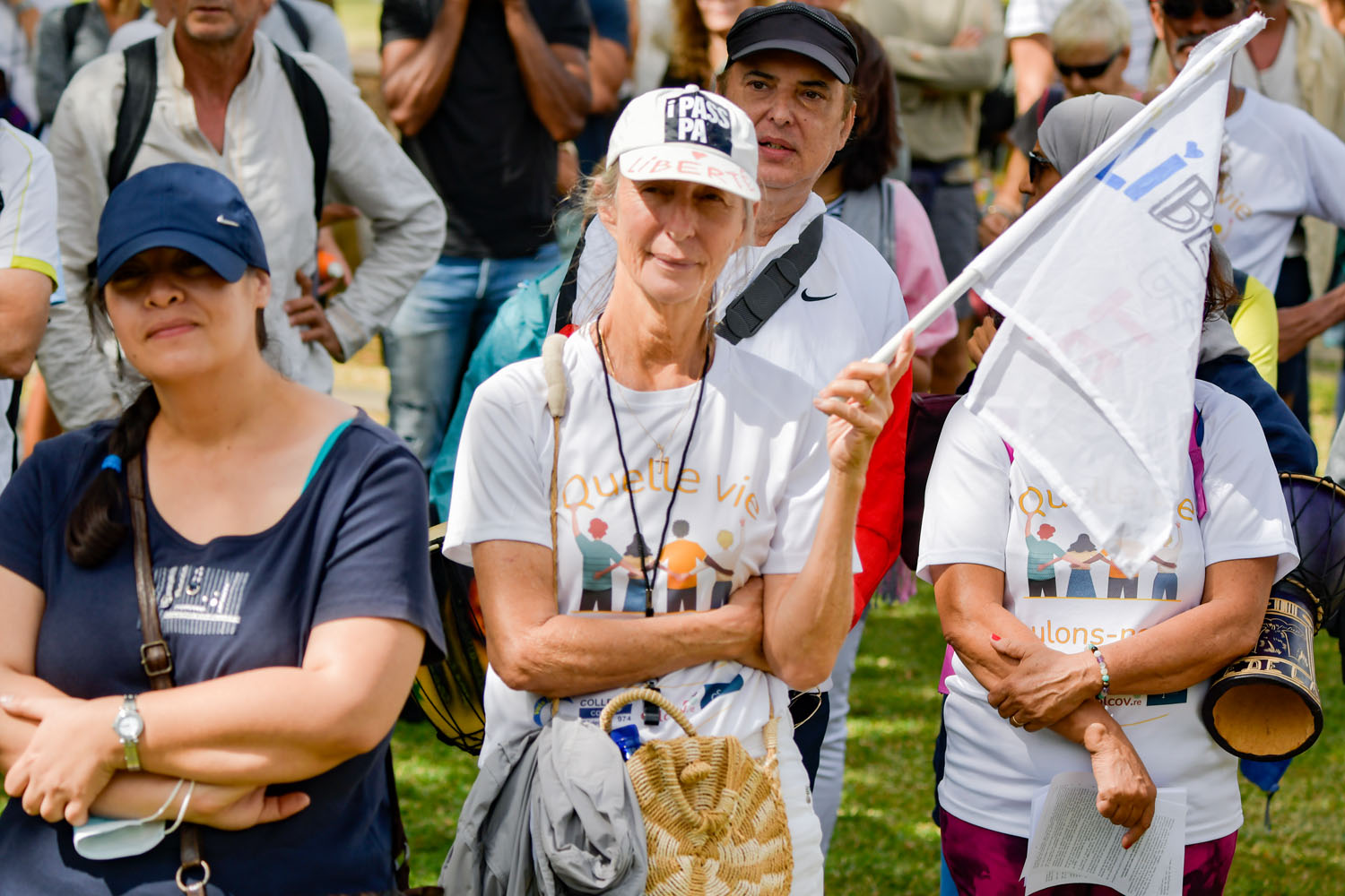 Les anti-pass et anti-vax plantent les pancartes de la contestation à Champ fleuri