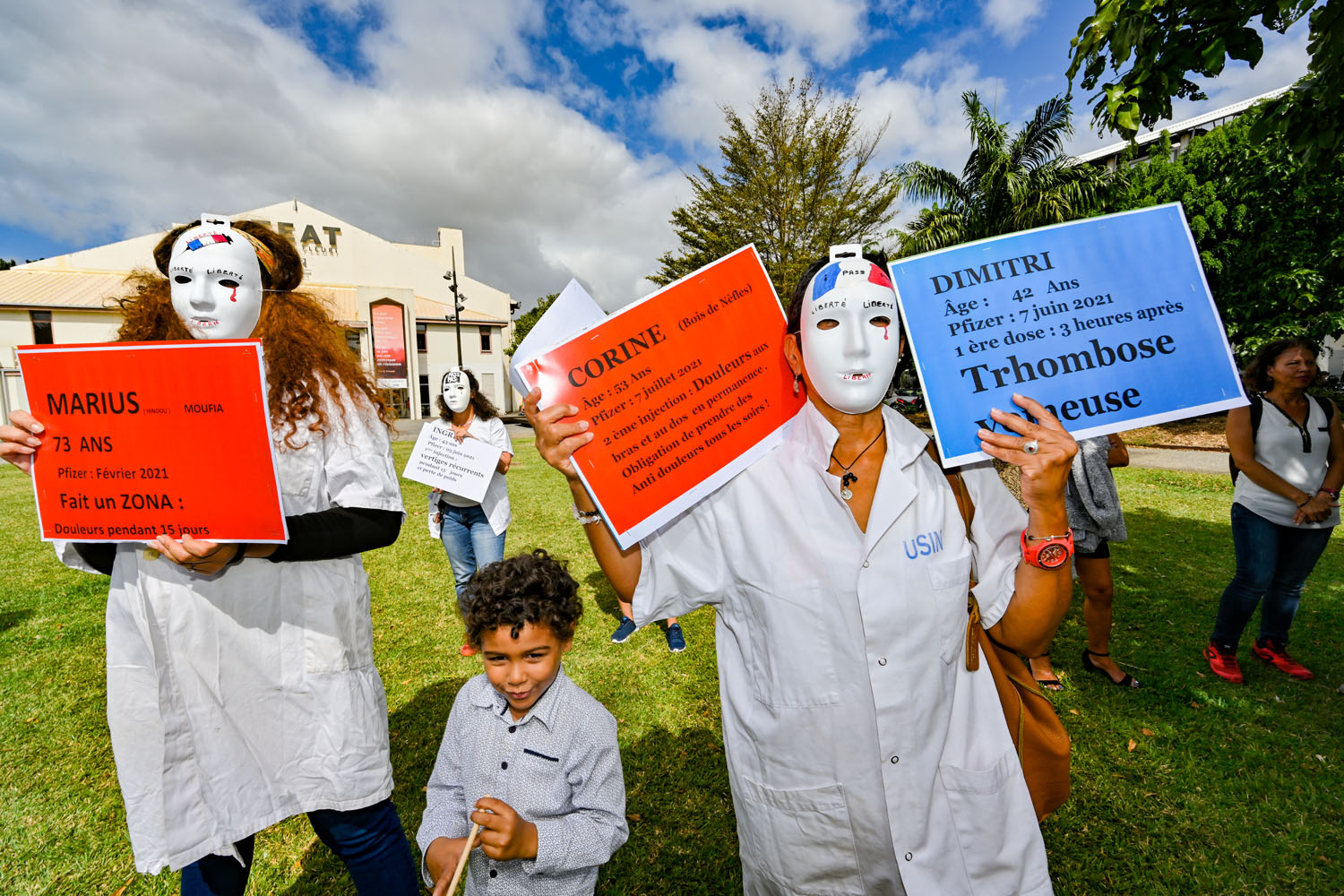 Les anti-pass et anti-vax plantent les pancartes de la contestation à Champ fleuri