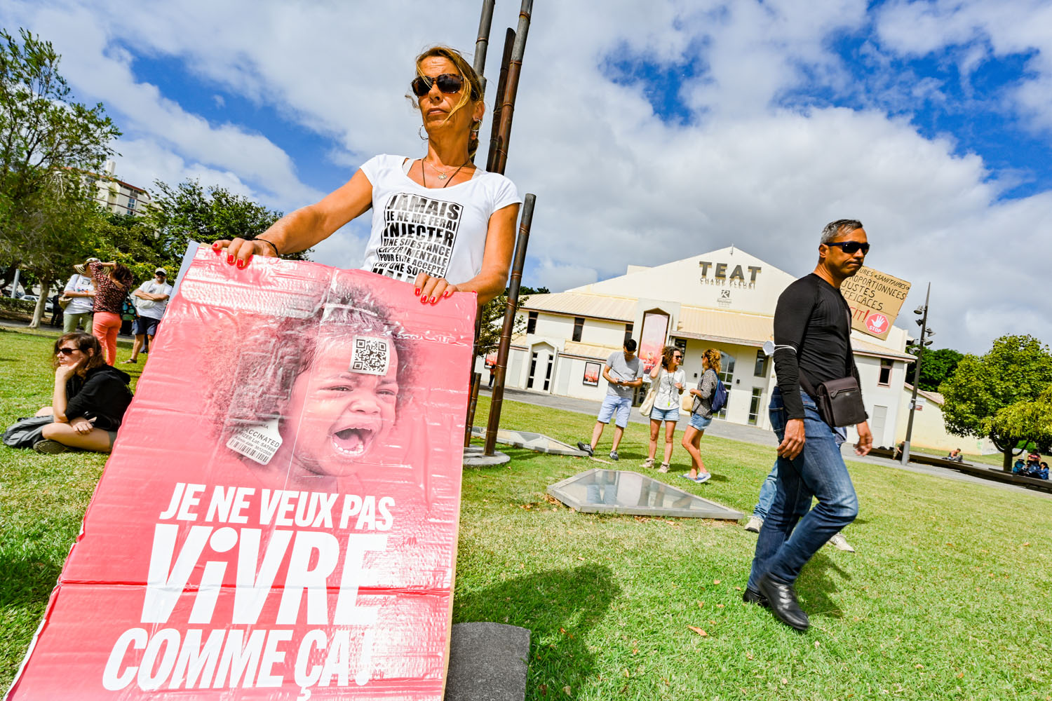 Les anti-pass et anti-vax plantent les pancartes de la contestation à Champ fleuri