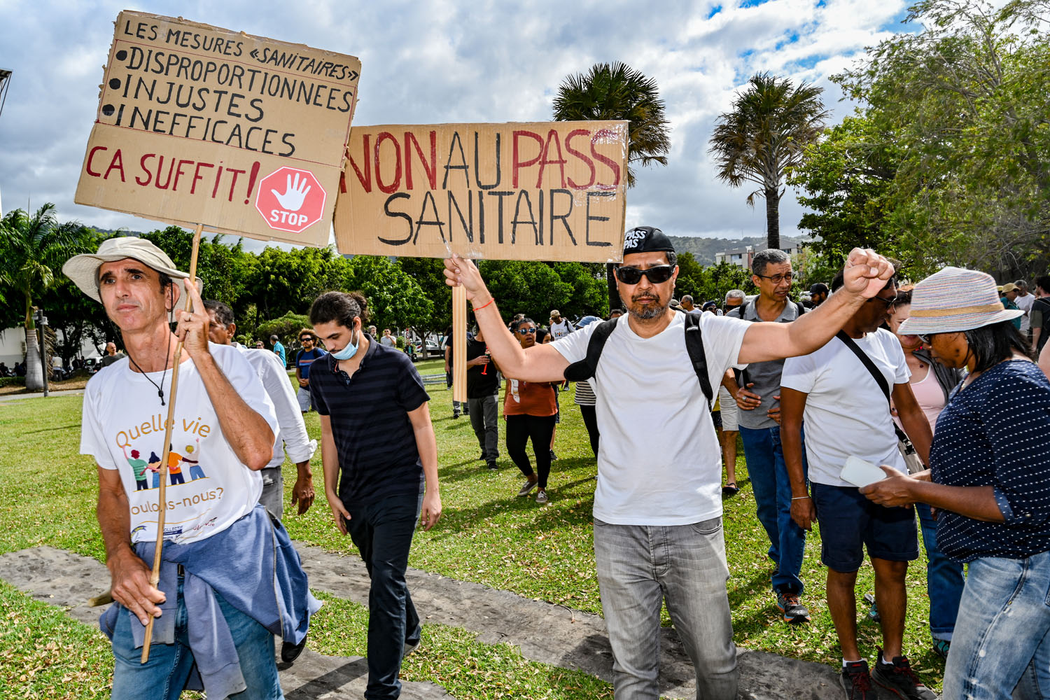 Les anti-pass et anti-vax plantent les pancartes de la contestation à Champ fleuri