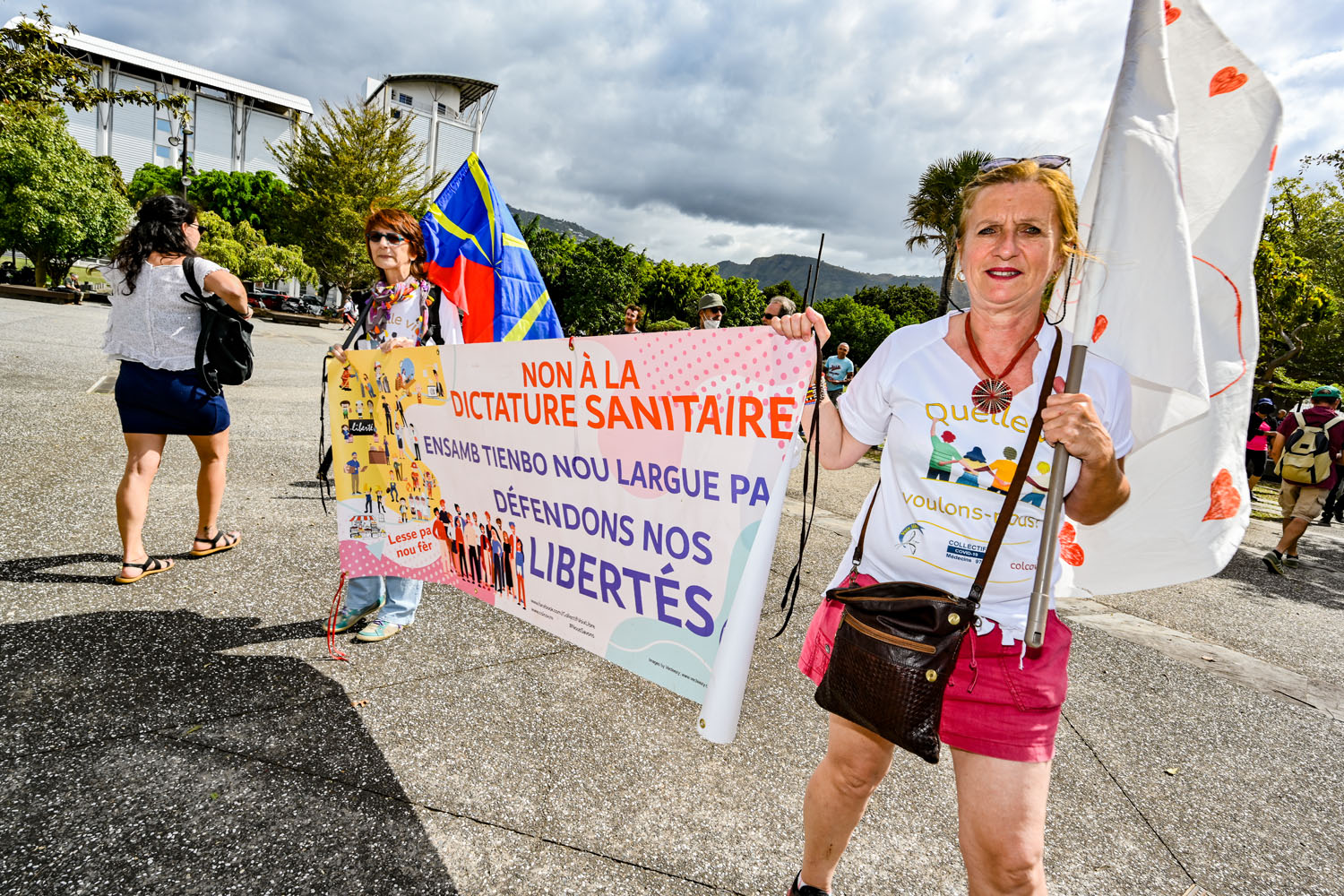 Les anti-pass et anti-vax plantent les pancartes de la contestation à Champ fleuri