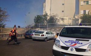 Feu de broussailles aux Camélias: Le quartier sous une épaisse fumée blanche