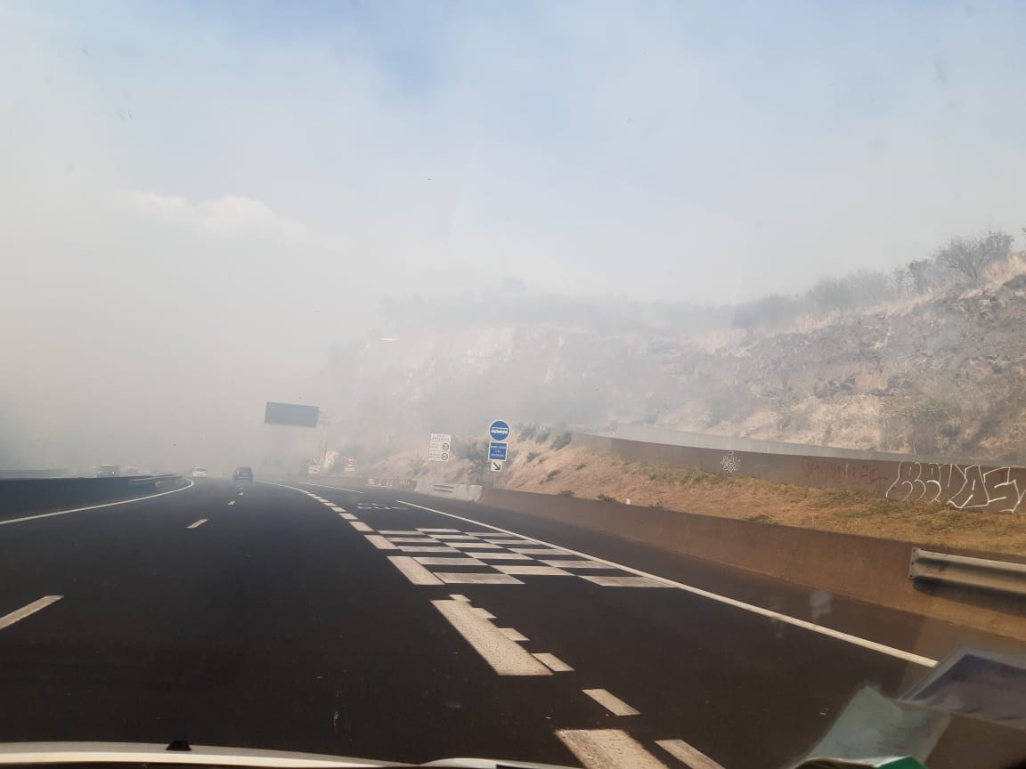 VIdéos - Saint-Paul : Incendie à proximité de la route des Tamarins