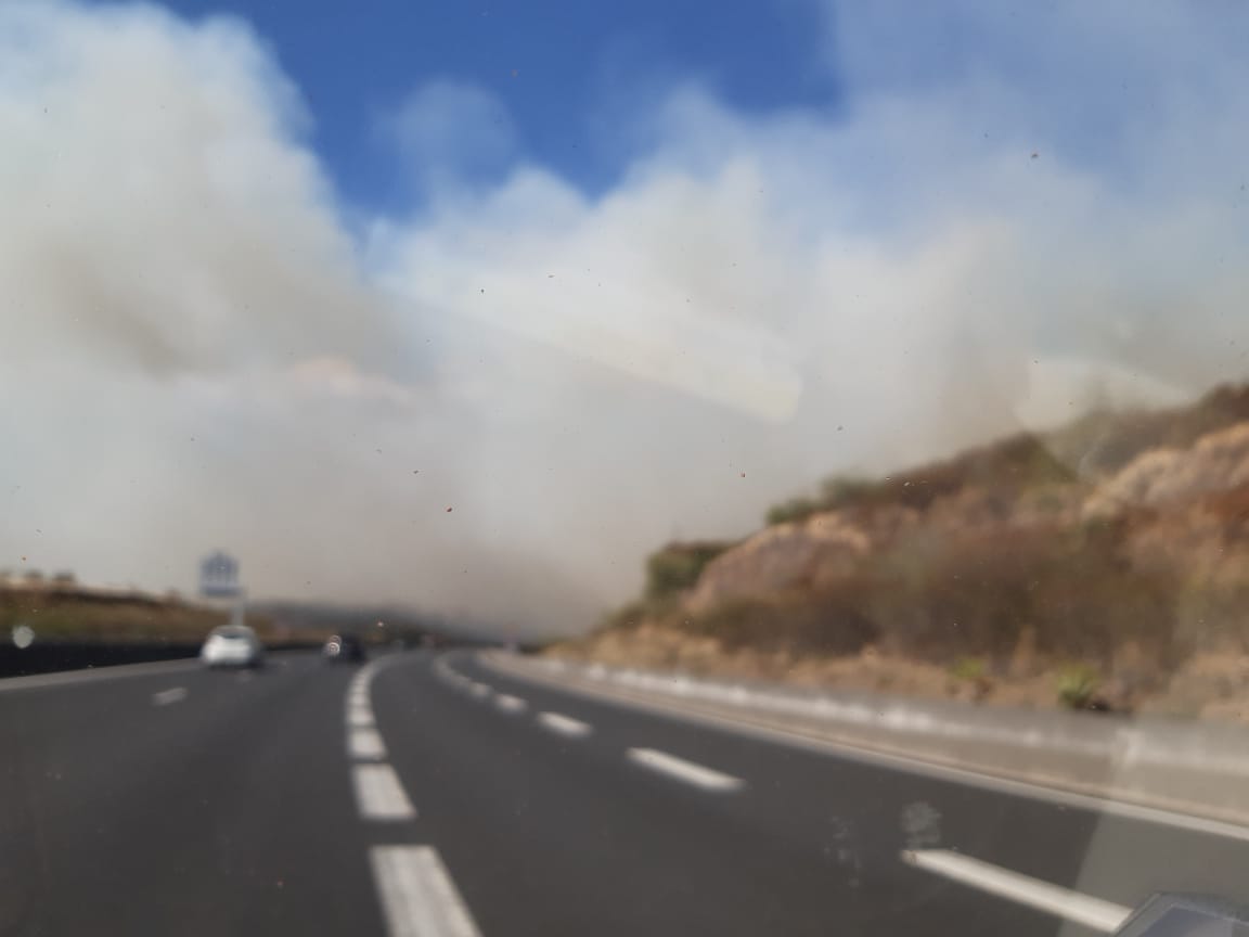 VIdéos - Saint-Paul : Incendie à proximité de la route des Tamarins