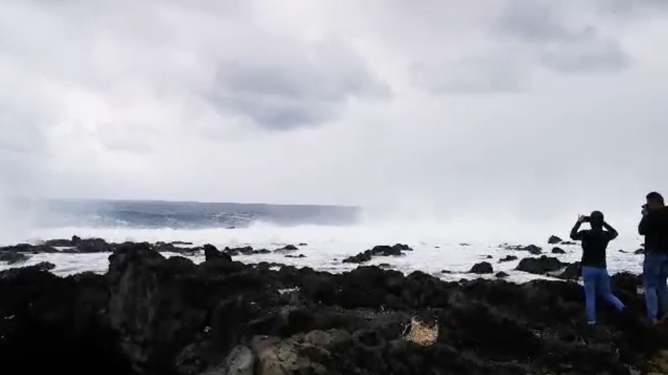 Vidéo - Spectacle toujours aussi saisissant des vagues qui se fracassent sur les rochers