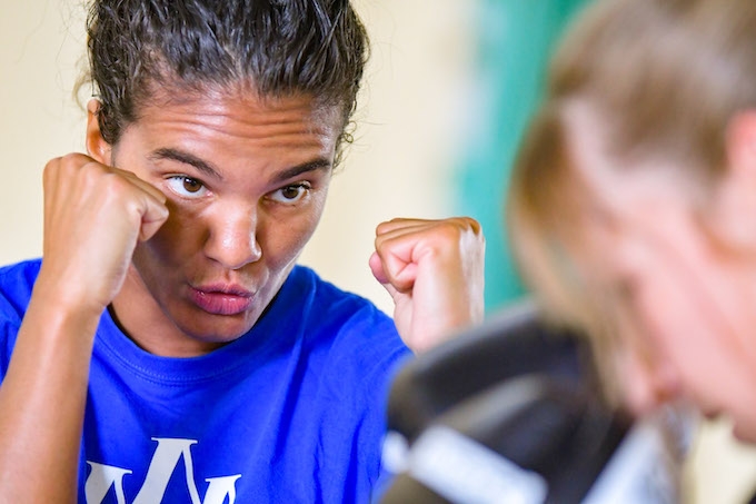 Retour en images : La championne de boxe Anissa Meksen délivre ses précieux conseils