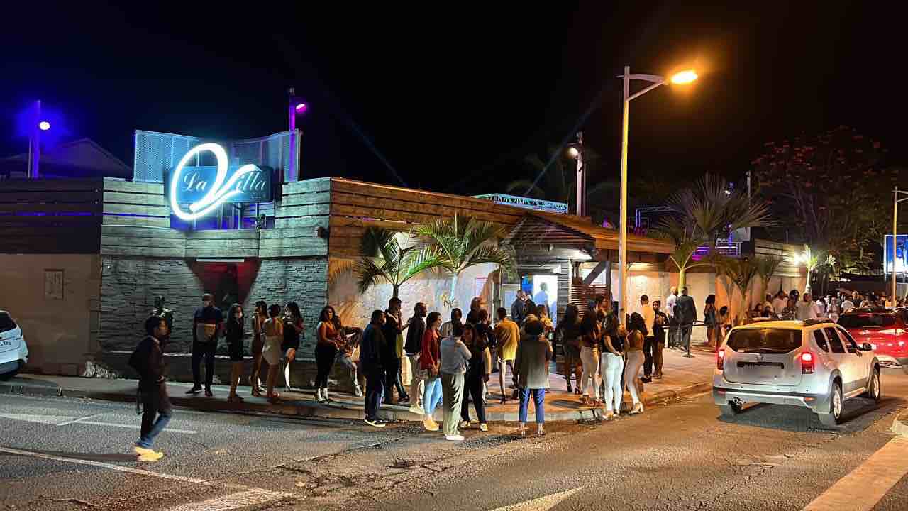 Les amateurs de boîtes de nuit retrouvent la piste de danse après 18 mois de privation