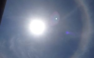 Un halo de lumière autour du soleil dans le Sud de la Réunion