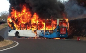 St-Denis : Un bus s'embrase à hauteur du rond-point de Carrefour