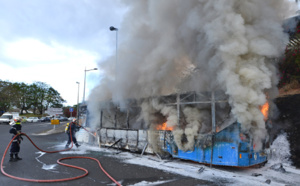 Bus en feu à St-Denis: Retour en images