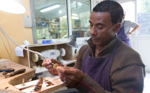 Le travail sur carapace de tortue: Un métier qui aura disparu dans sept ans