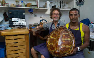 Le travail sur carapace de tortue: Un métier qui aura disparu dans sept ans