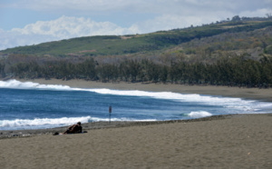 Baignade interdite et plage déserte à l'Etang Salé