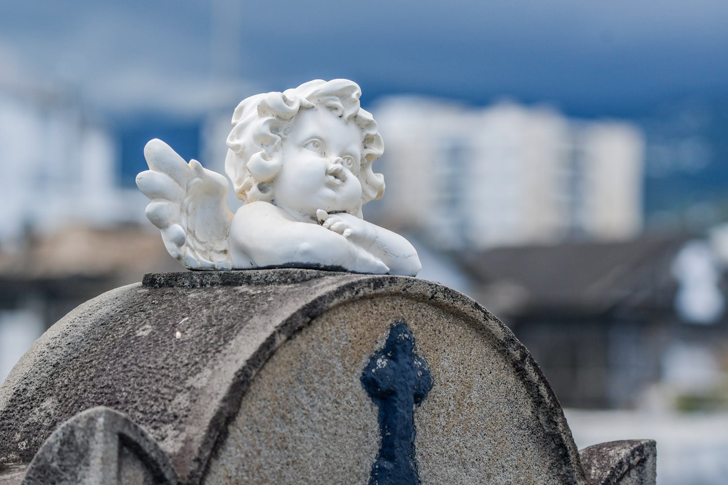 Recueillement et ferveur dans les cimetières