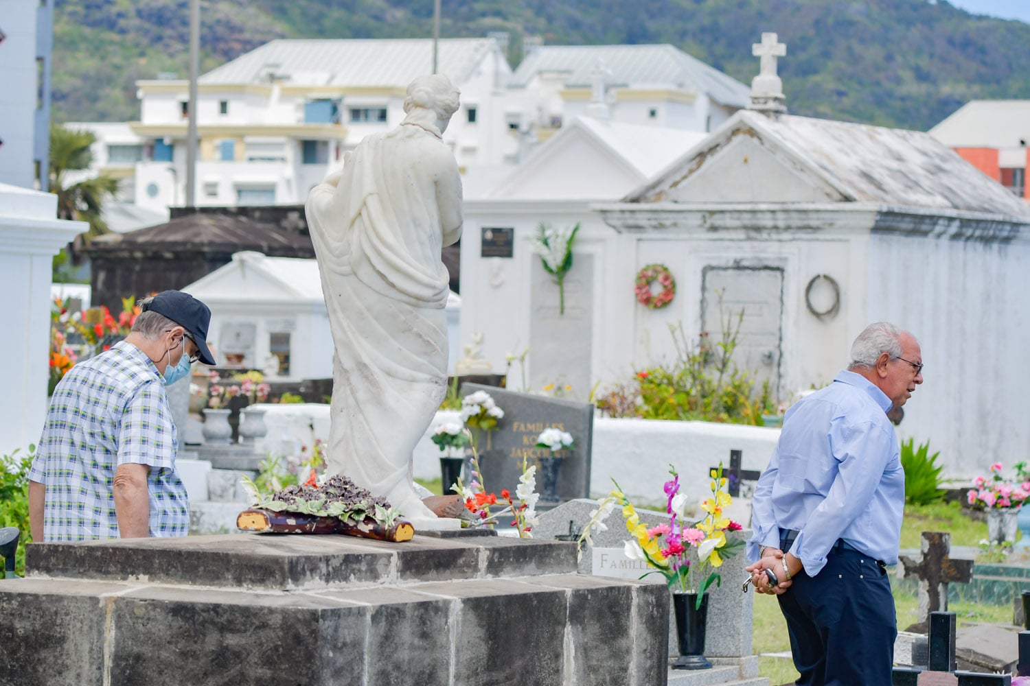 Recueillement et ferveur dans les cimetières