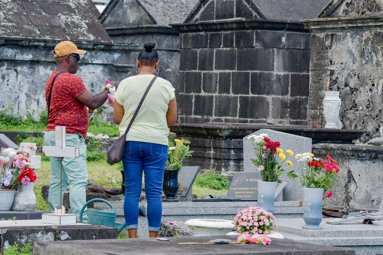 Recueillement et ferveur dans les cimetières